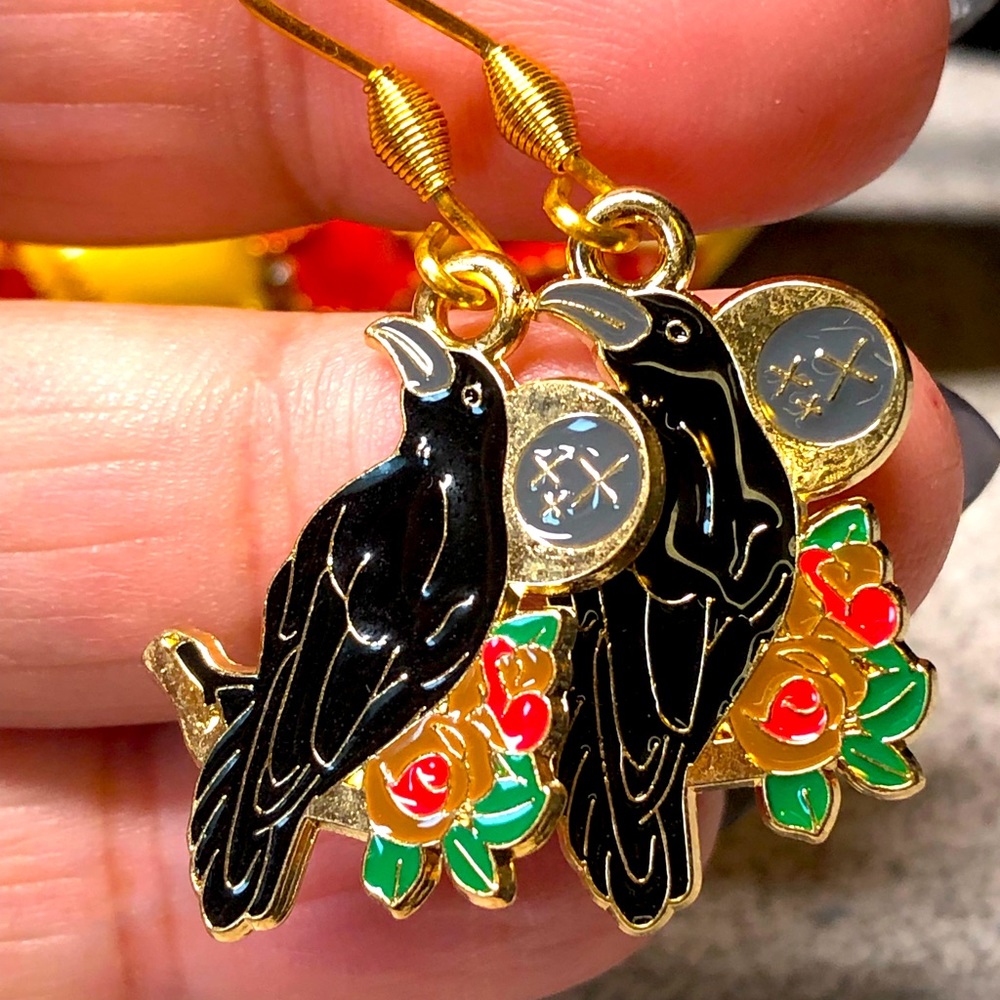 2/22 🐈‍⬛☠️Goth black crow/raven with moon and red roses earrings-gold, Halloween